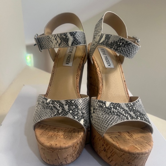 - WOMEN'S STEVE MADDEN JESS, CORK PLATFORM / HEELED SANDALS SNAKE SZ‎ 6.5 - Picture 3 of 9